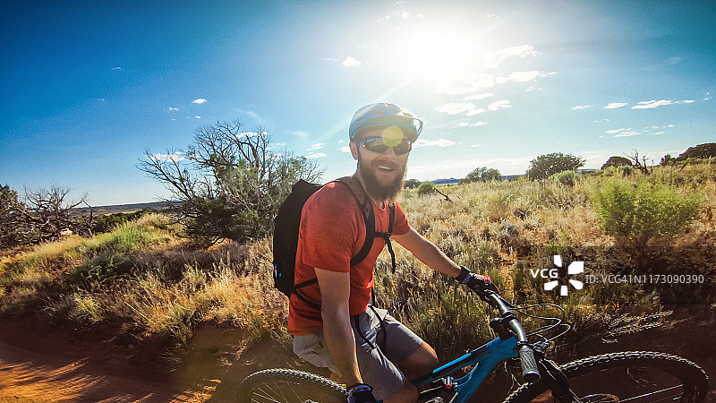 在犹他州摩押山地自行车自拍第一人称视角图片素材