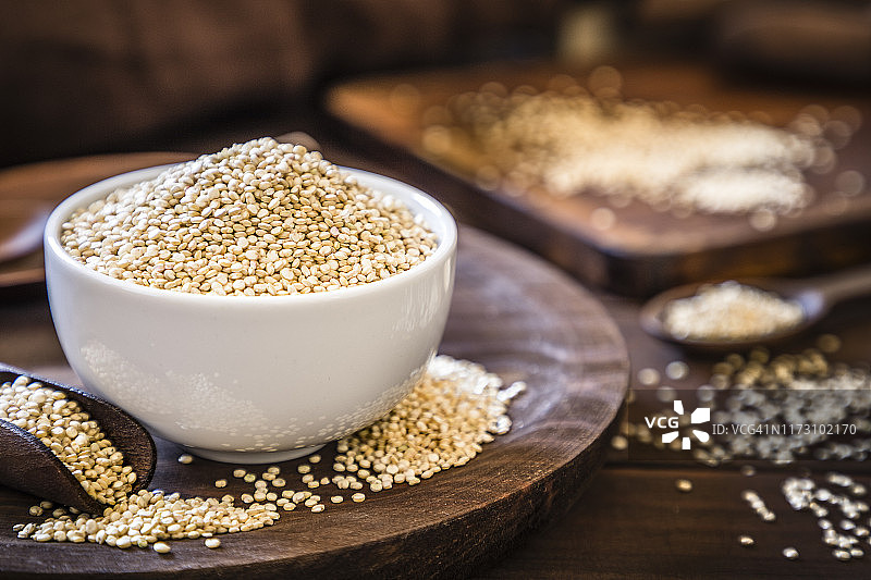 乡村木桌上的藜麦碗图片素材