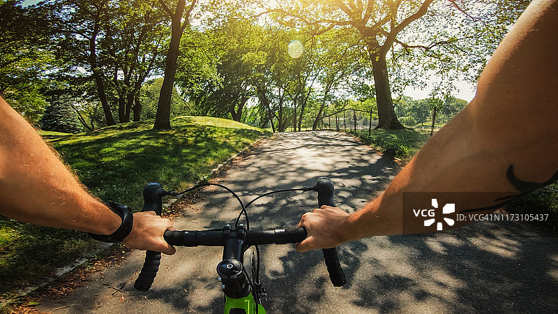 主观视角：在纽约中央公园骑自行车图片素材