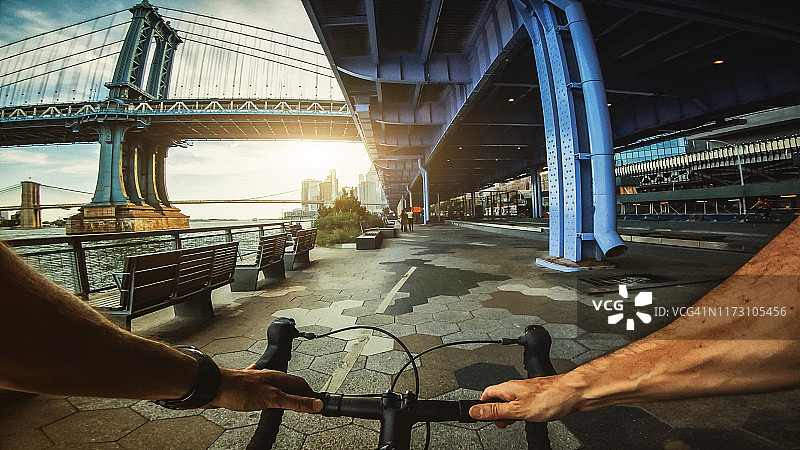 骑自行车的视角：在纽约骑公路赛自行车的男人图片素材