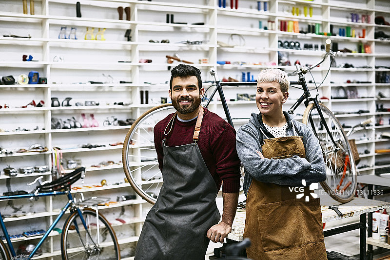 靠在工作台上的年轻同事图片素材