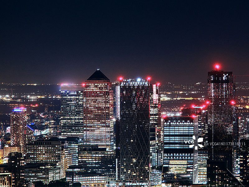 伦敦金丝雀码头夜间灯光天际线图片素材