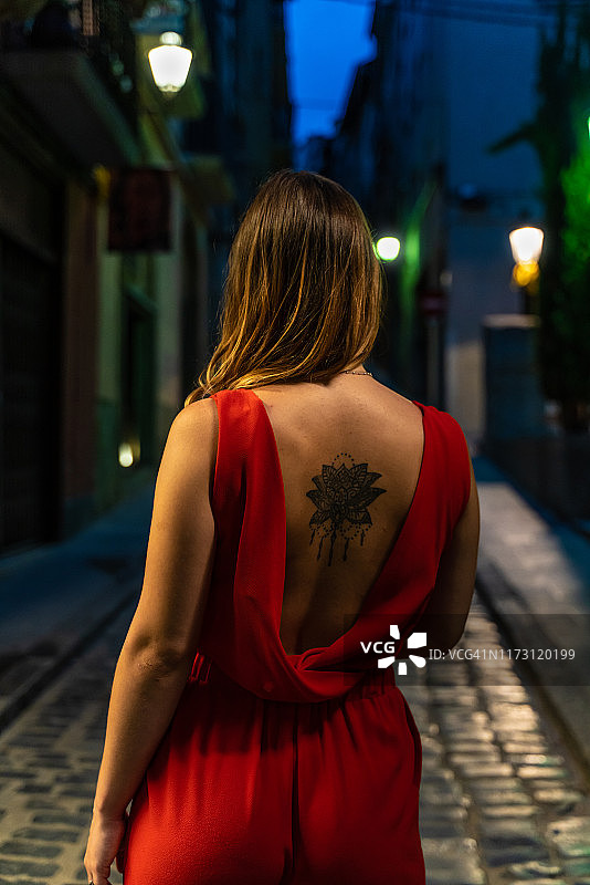 背部有时尚纹身的女人图片素材
