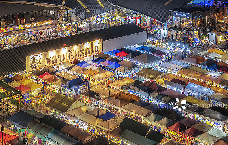 拉差达夜市：曼谷著名的夜市，色彩缤纷，时尚复古图片素材