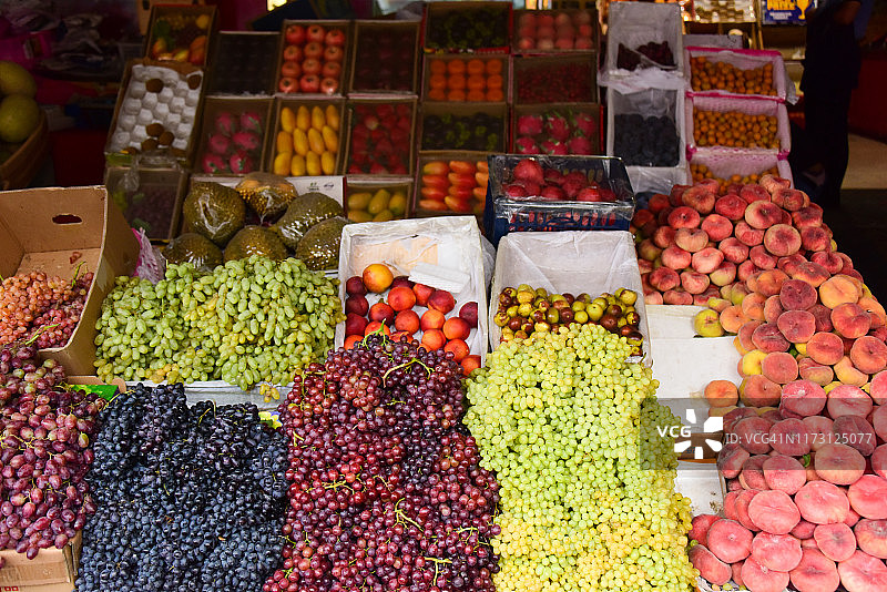 中国西部市场在售的葡萄和水果图片素材