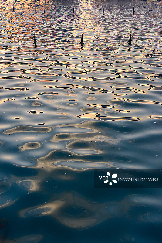 日落时分的塔什干独立广场喷泉图片素材