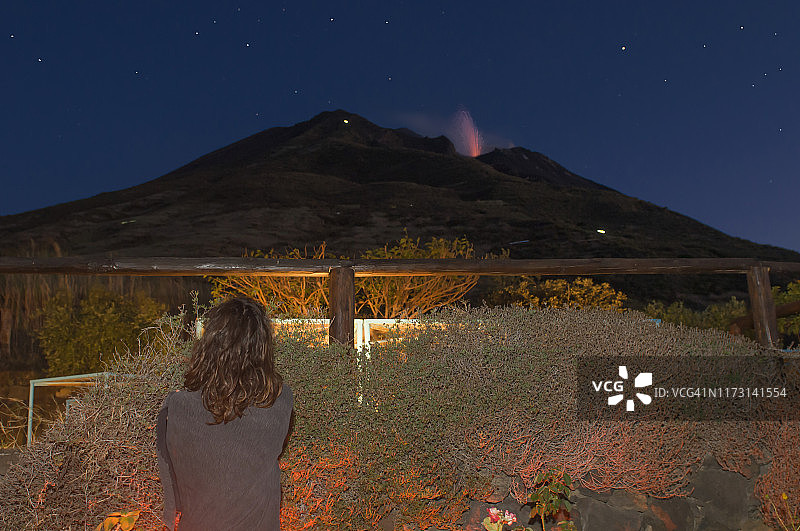 斯特龙博利火山喷发图片素材