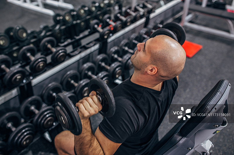 健壮的男人正在锻炼图片素材