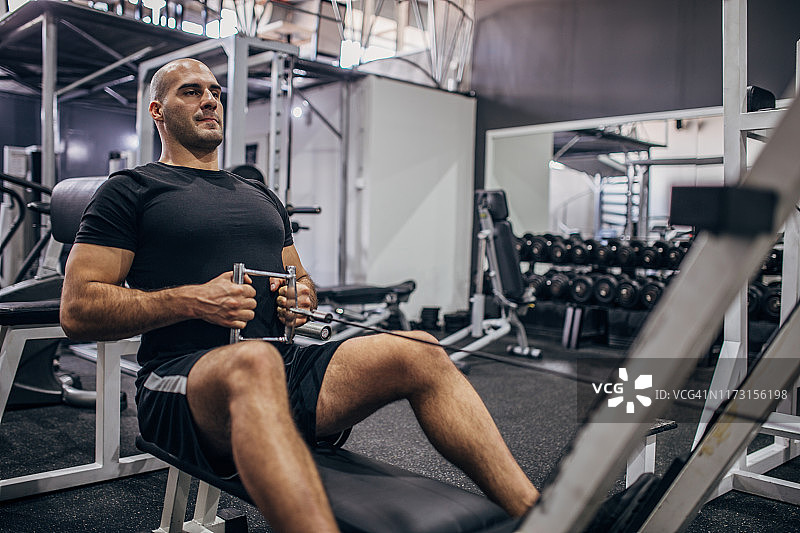 使用划船机的男人图片素材