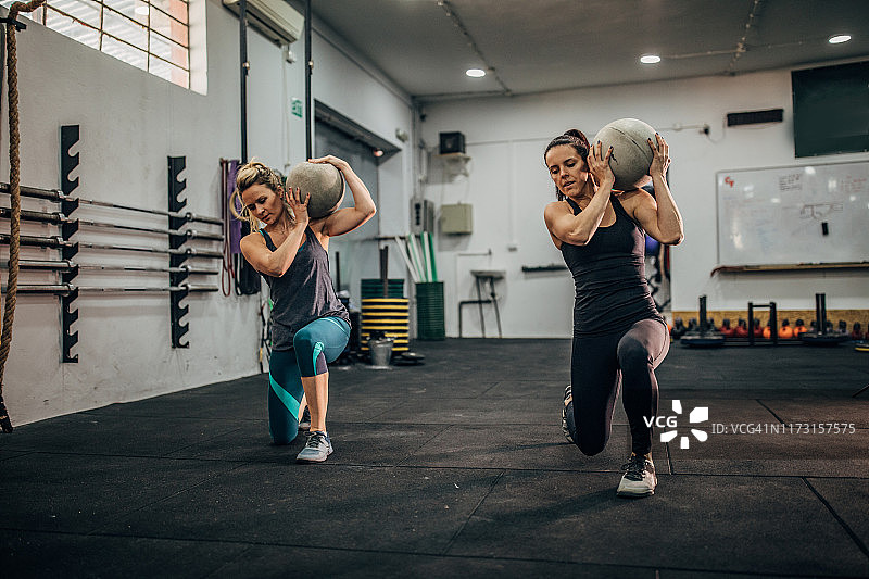 女性用混凝土球做弓步图片素材