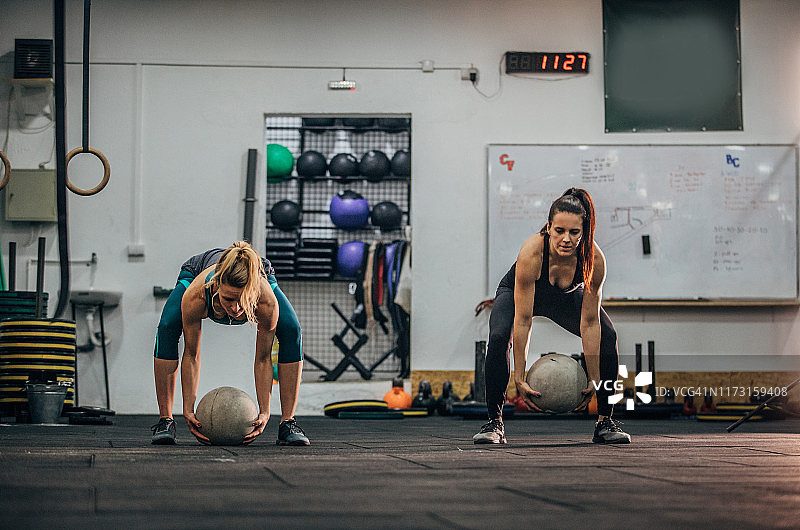 用混凝土球锻炼图片素材