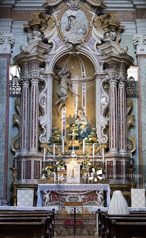 教堂里的修女图片素材