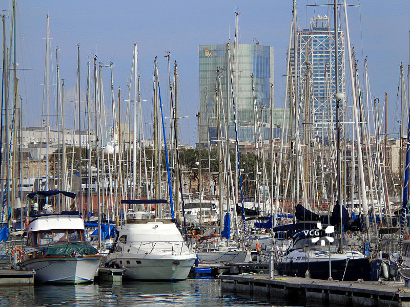 西班牙巴塞罗那韦尔港码头的帆船图片素材