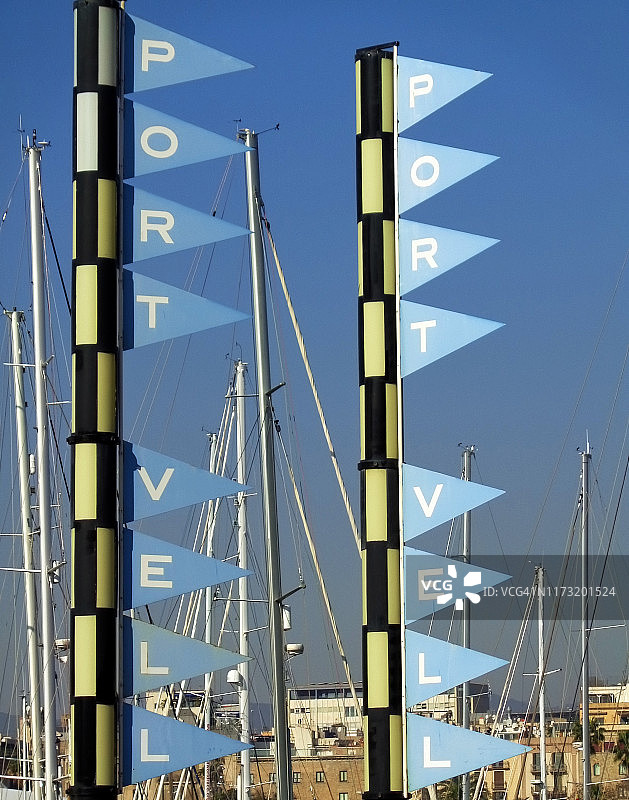 西班牙巴塞罗那韦尔港的航海信号旗图片素材