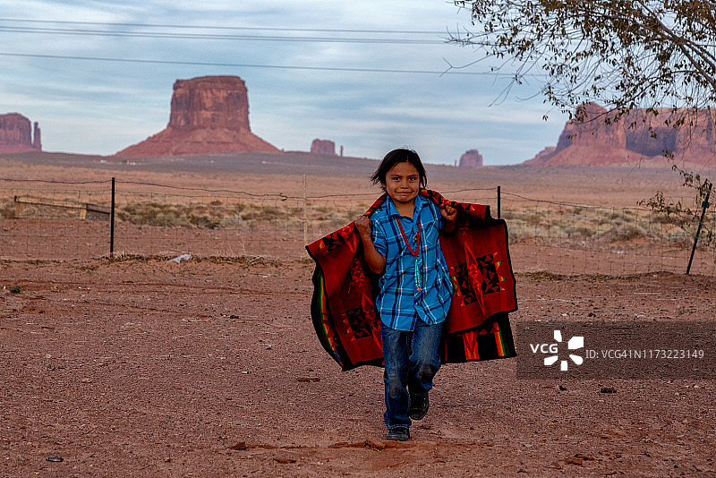 快乐的纳瓦霍族少年在纪念碑谷图片素材