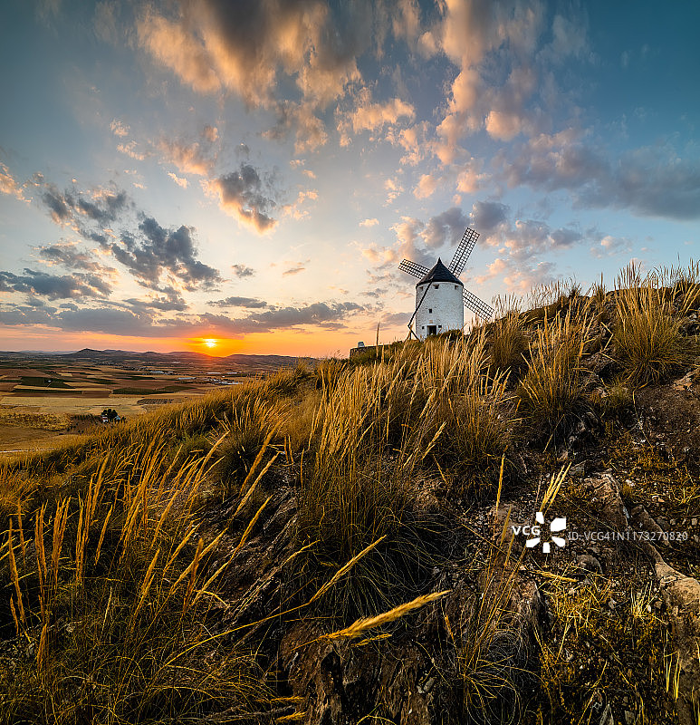 孔苏埃格拉日落时分的风车，拉曼查，西班牙图片素材