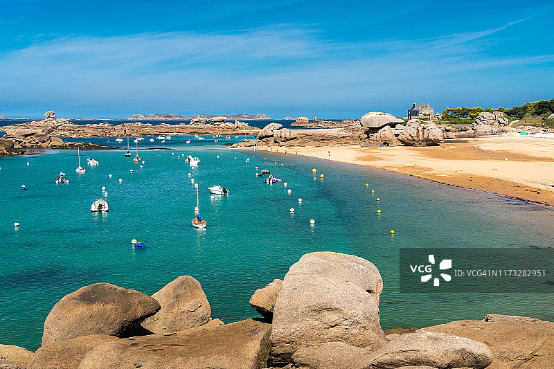 布列塔尼夏季的蓝天，花岗岩海岸-特雷加斯特尔，阿摩尔滨海省图片素材
