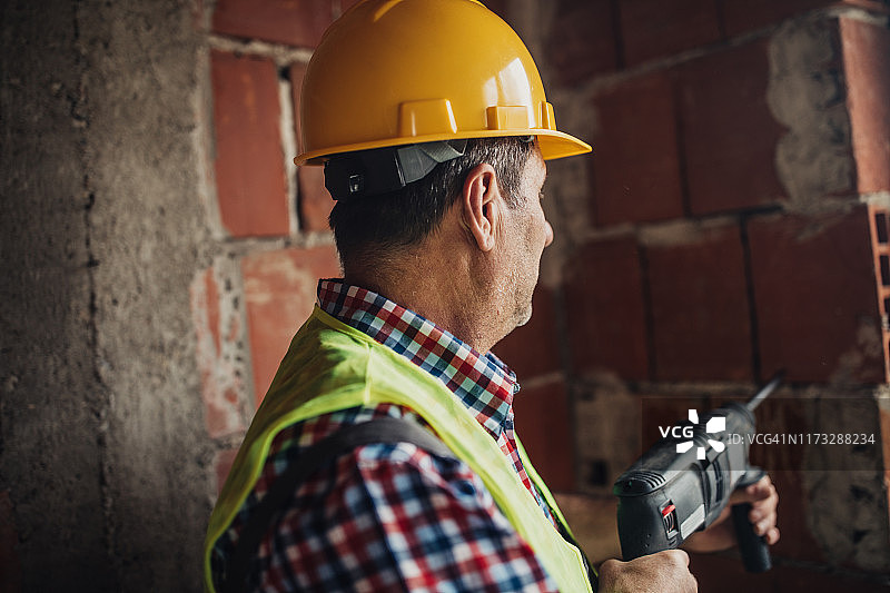 建筑工人在工作中图片素材