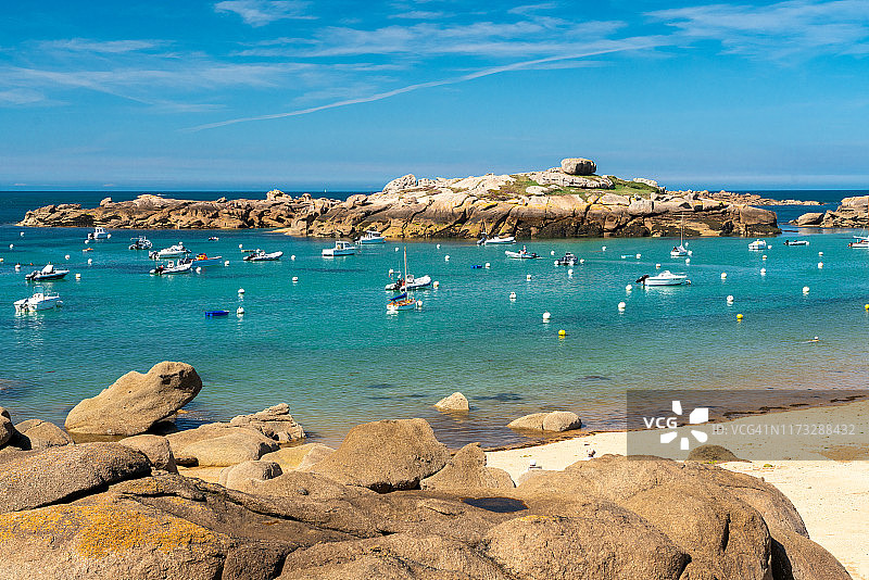 布列塔尼夏季的蓝天，花岗岩海岸-特雷加斯特尔，阿摩尔滨海省图片素材