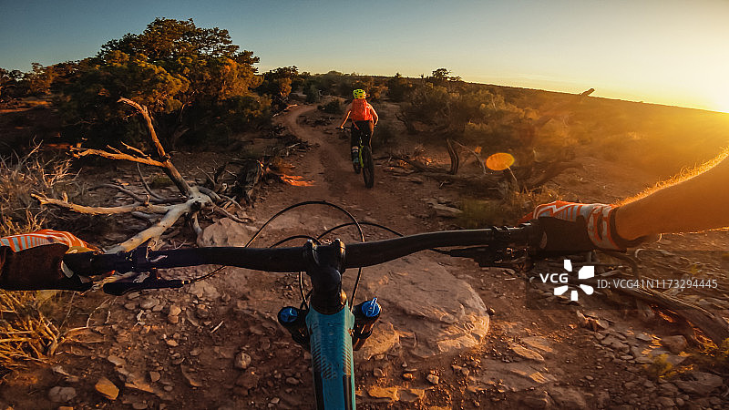 POV视角：女子在犹他州骑山地自行车图片素材