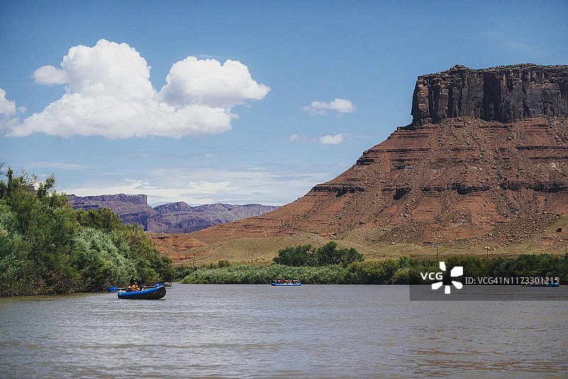 女人在科罗拉多河（摩押）上玩皮筏艇图片素材
