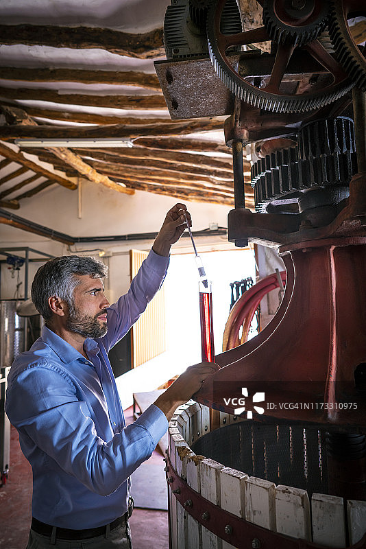 酿酒师测试葡萄酒酒精含量图片素材