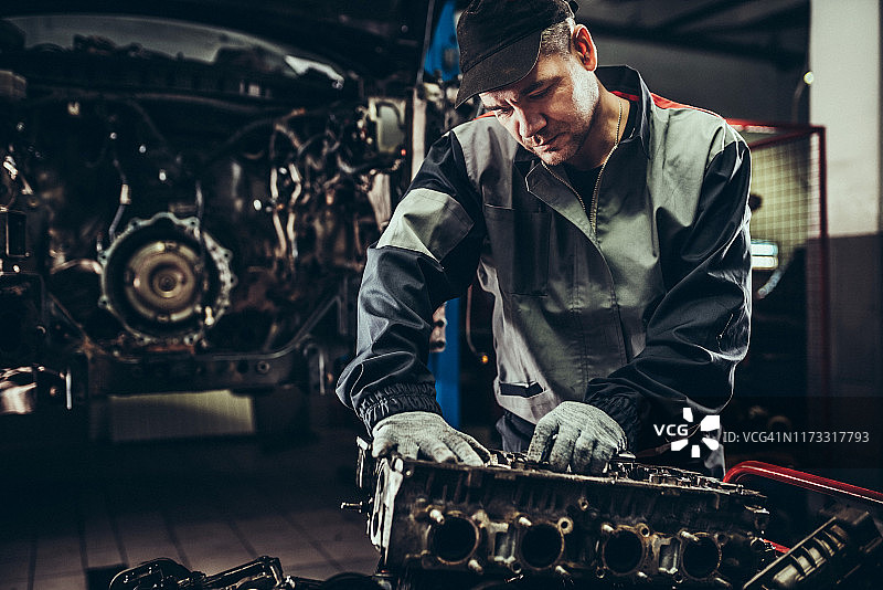 汽车修理店的发动机维修图片素材