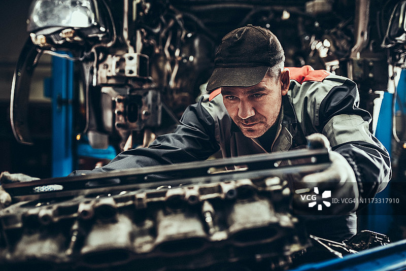 汽车修理店的发动机维修图片素材