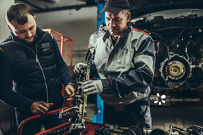 技工修理汽车引擎图片素材