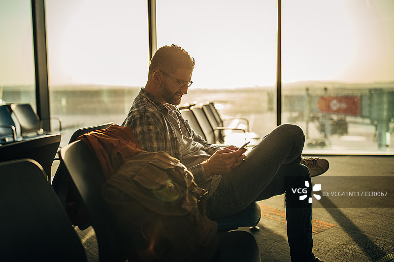 男人在机场等待图片素材