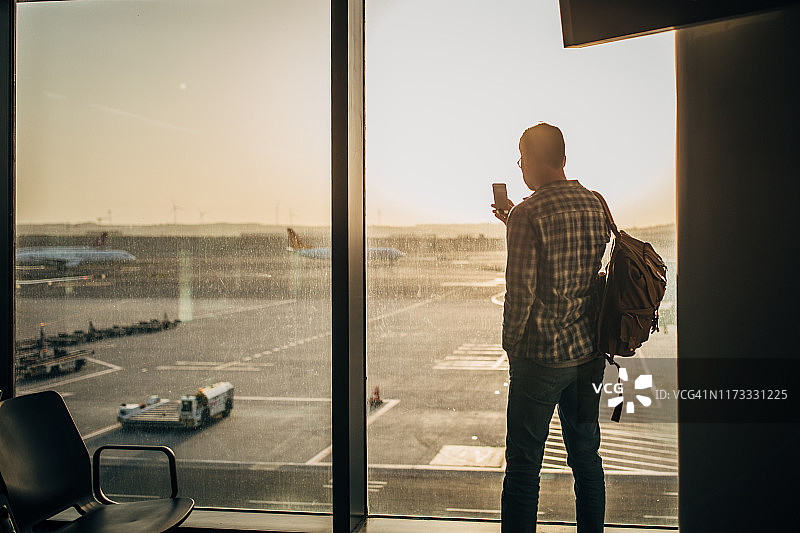 男子在机场拍摄飞机图片素材