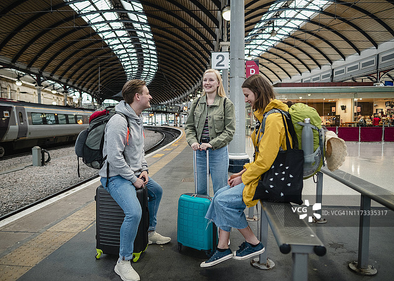 朋友等火车图片素材