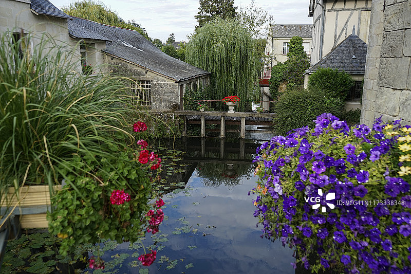 法国卢瓦尔河谷鲜花盛开的街区图片素材