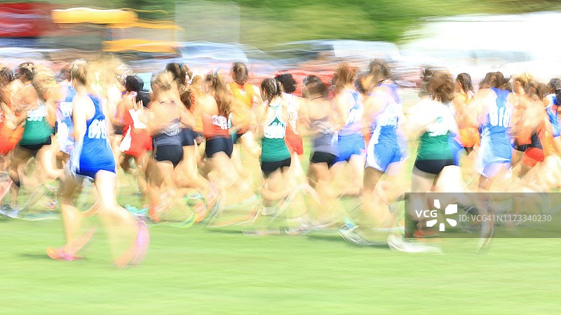 马拉松比赛中跑步者的模糊影像图片素材
