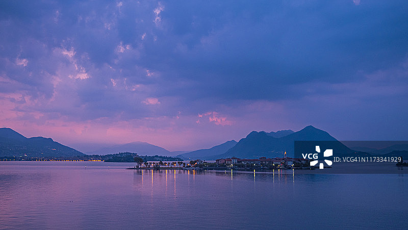 意大利马焦雷湖贝拉岛小湖岛上建筑物在清晨的长时间曝光光线反射图片素材