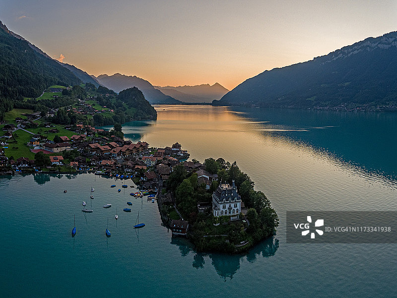 瑞士布里恩茨湖和伊泽尔特瓦尔德村庄日落时的无人机航拍俯视图图片素材