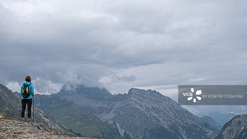高山徒步的女性图片素材