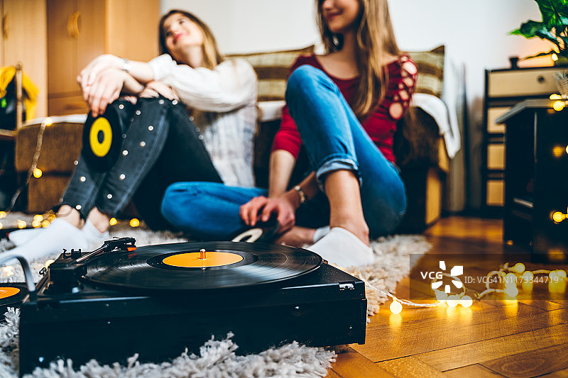 听老唱片的年轻少女们图片素材
