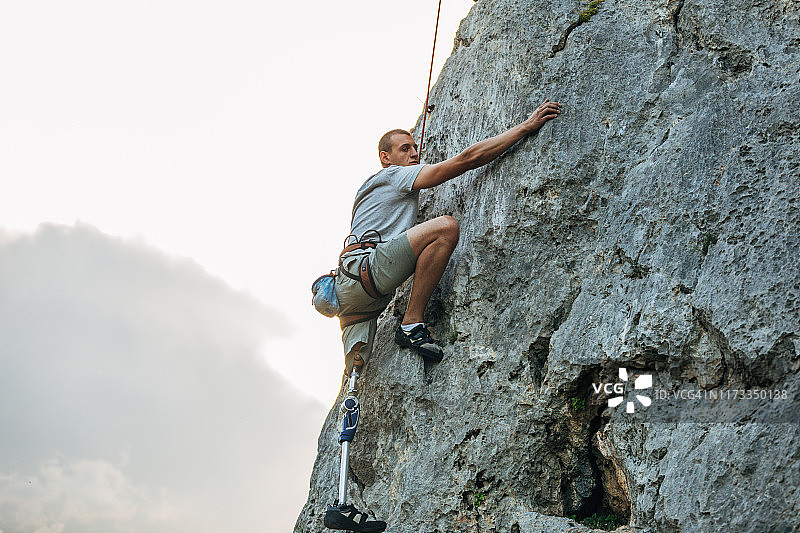 残疾人高处攀爬图片素材