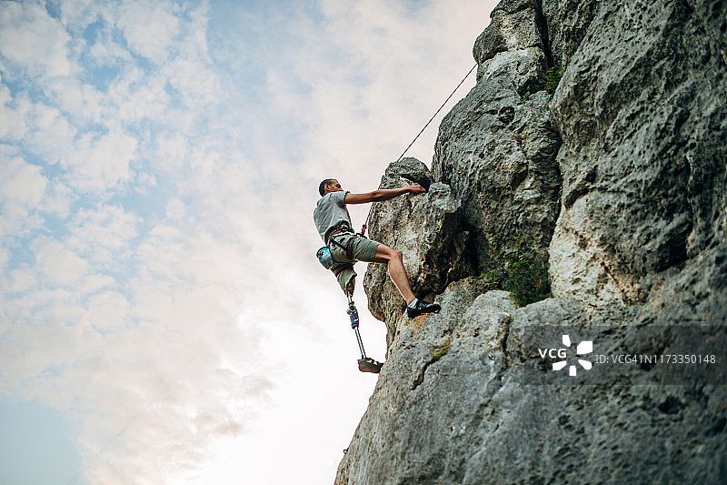 残疾男子努力攀登图片素材