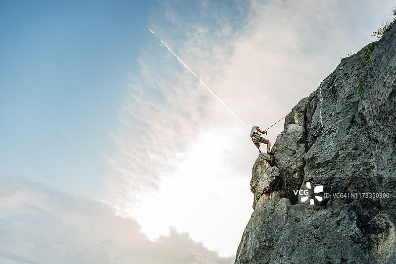 残疾人高处攀爬图片素材