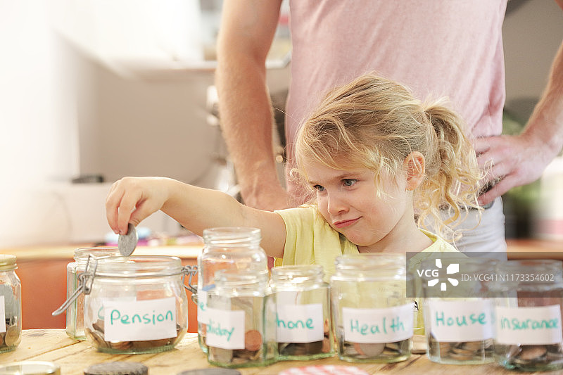 少女和父亲一起存钱图片素材