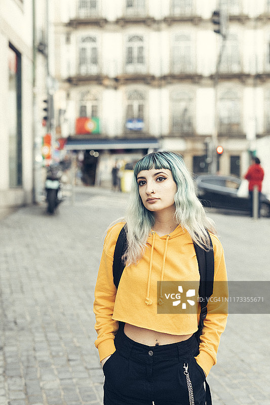 年轻女孩探索城市图片素材