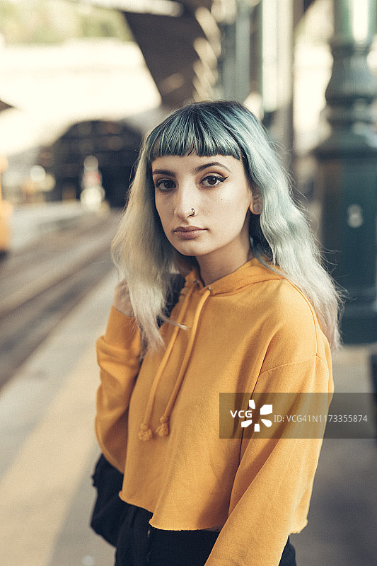 年轻女子在等火车图片素材