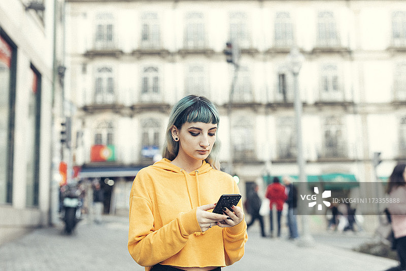 年轻女人发短信图片素材