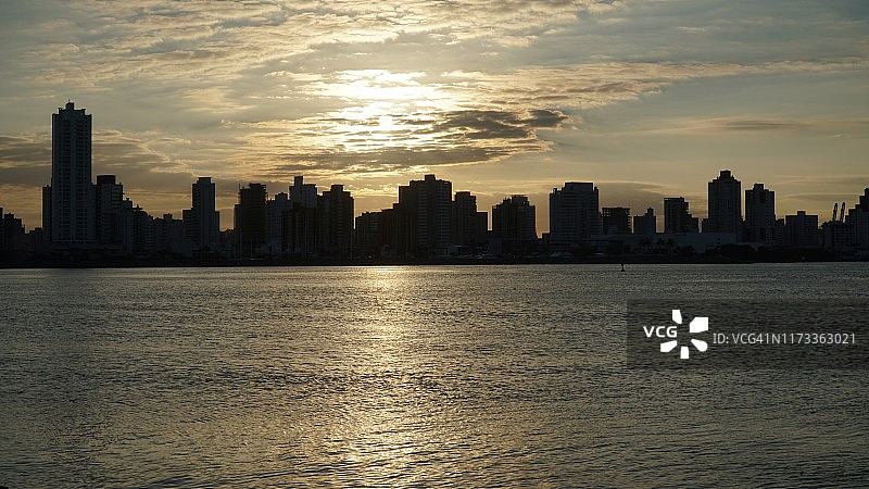 巴西圣卡塔琳娜伊塔雅伊日落城市风光图片素材