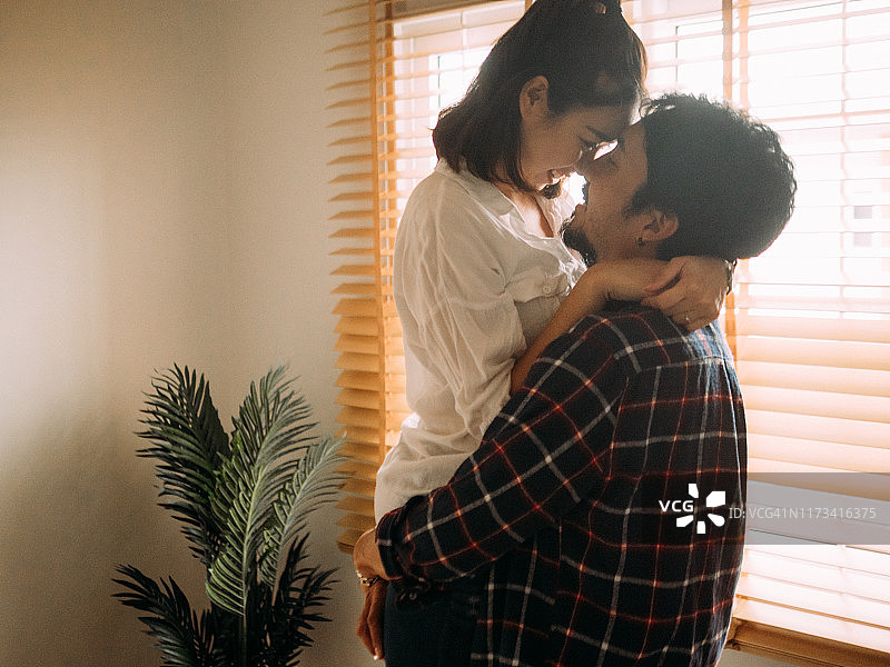 快乐的男友旋转女友图片素材