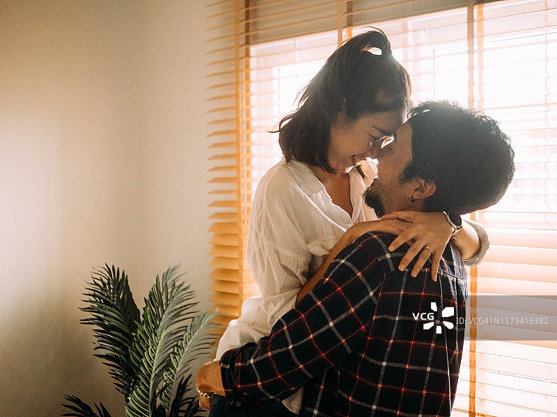 男人在移动的箱子旁抱着女人图片素材