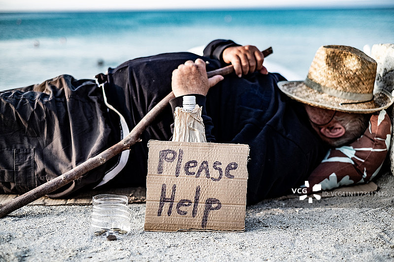 海滩边的无家可归者图片素材