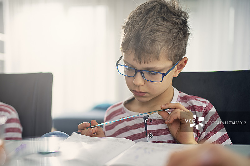 做作业的小男孩图片素材